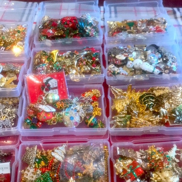 50% off ALL Christmas brooches!Great for gifts, grab bags,and more - Picture 4 of 5